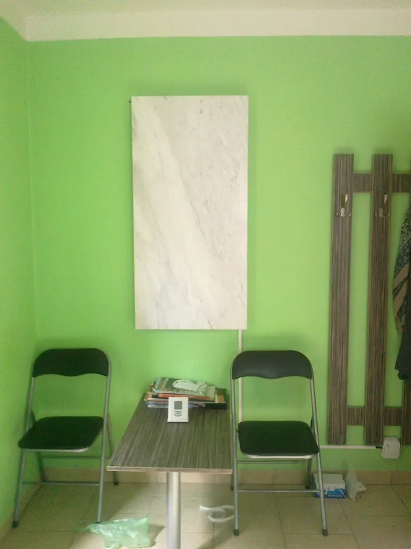 Topení v kadeřnickém salonu, čekárna