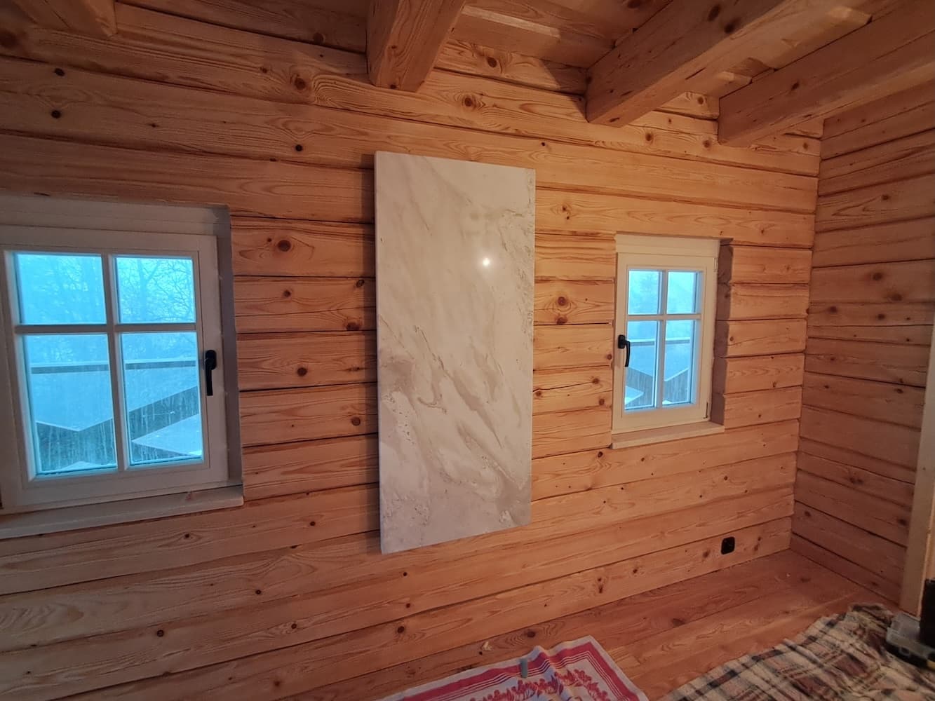 Srub — ložnice — Mramor · panel mezi okny