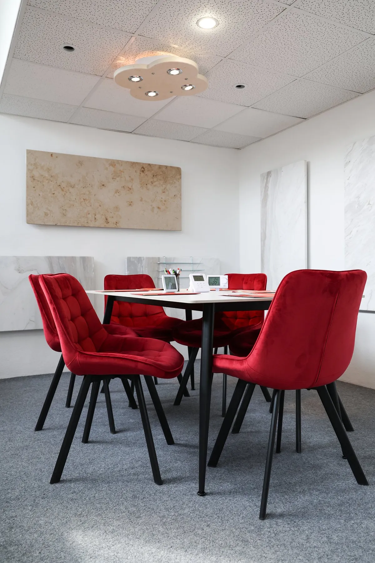 Showroom Eurotopin Kdyně — topné panely v provozu